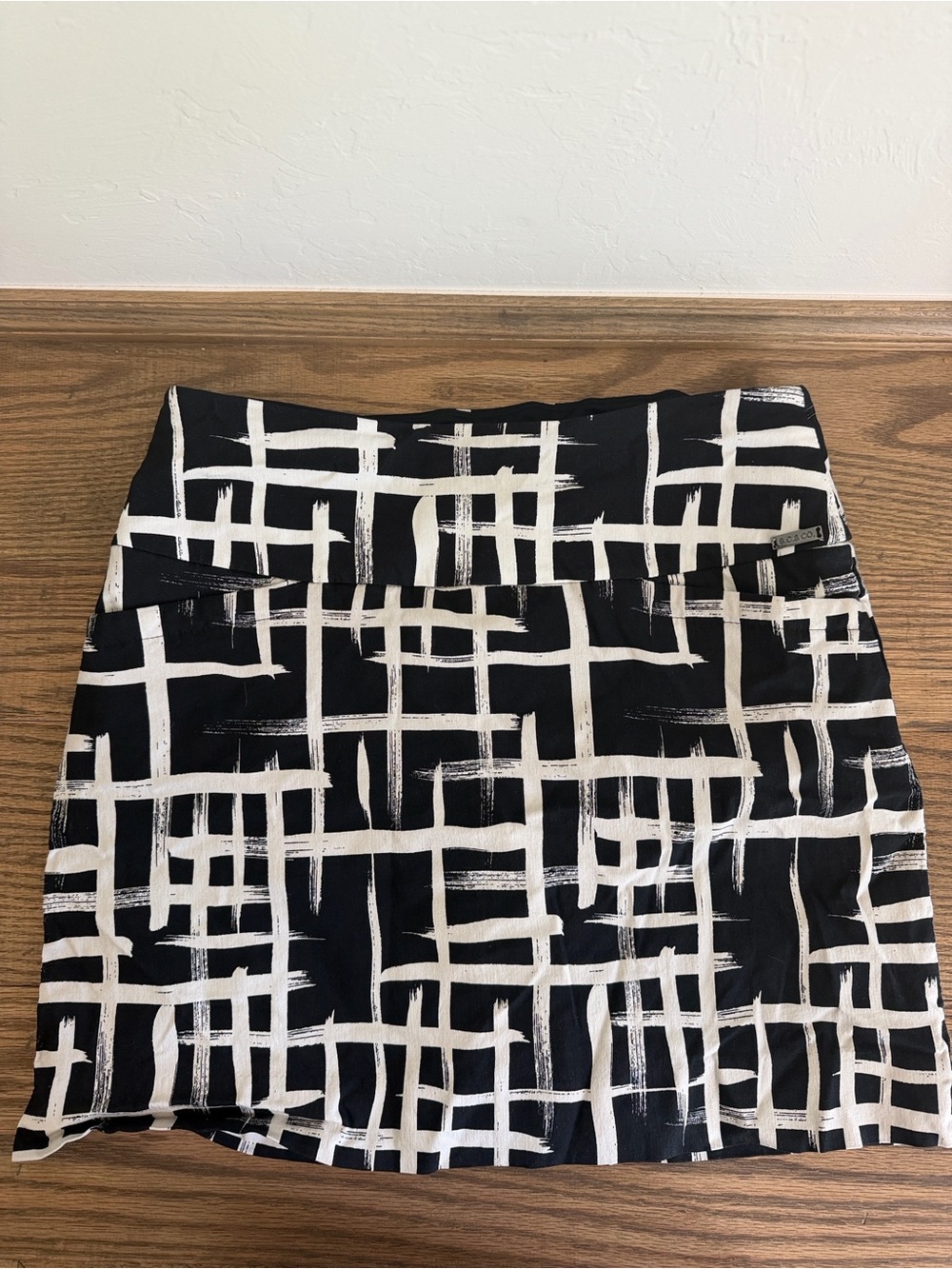 S.C. & CO 360 Tummy Control Skort with Stylish Black and White Abstract Print